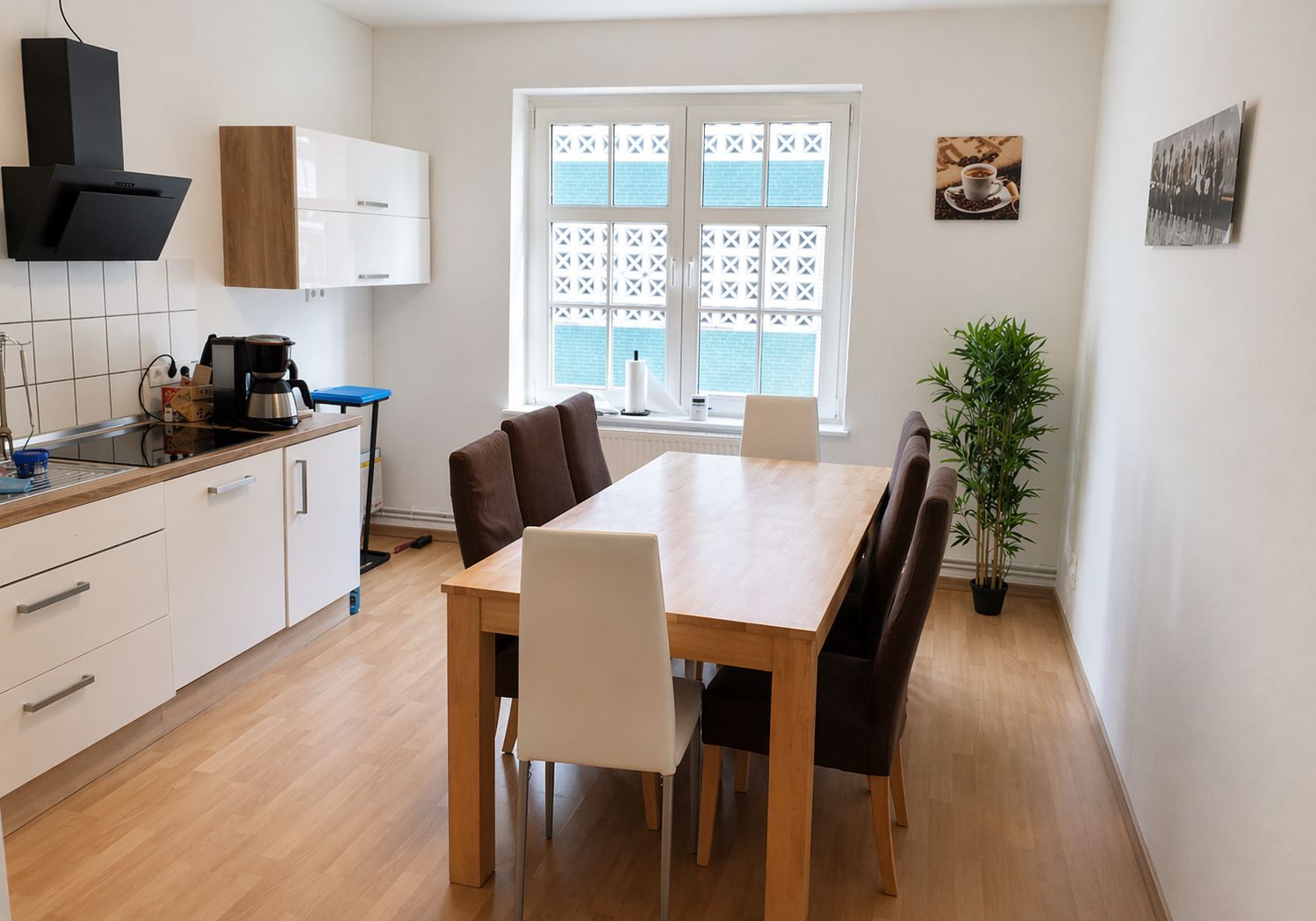 Wohnküche mit Essbereich in einem Apartmenthaus